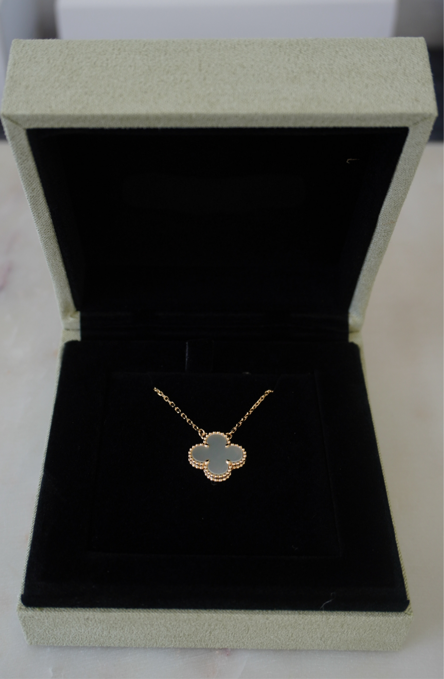 Flower mother of pearl necklace