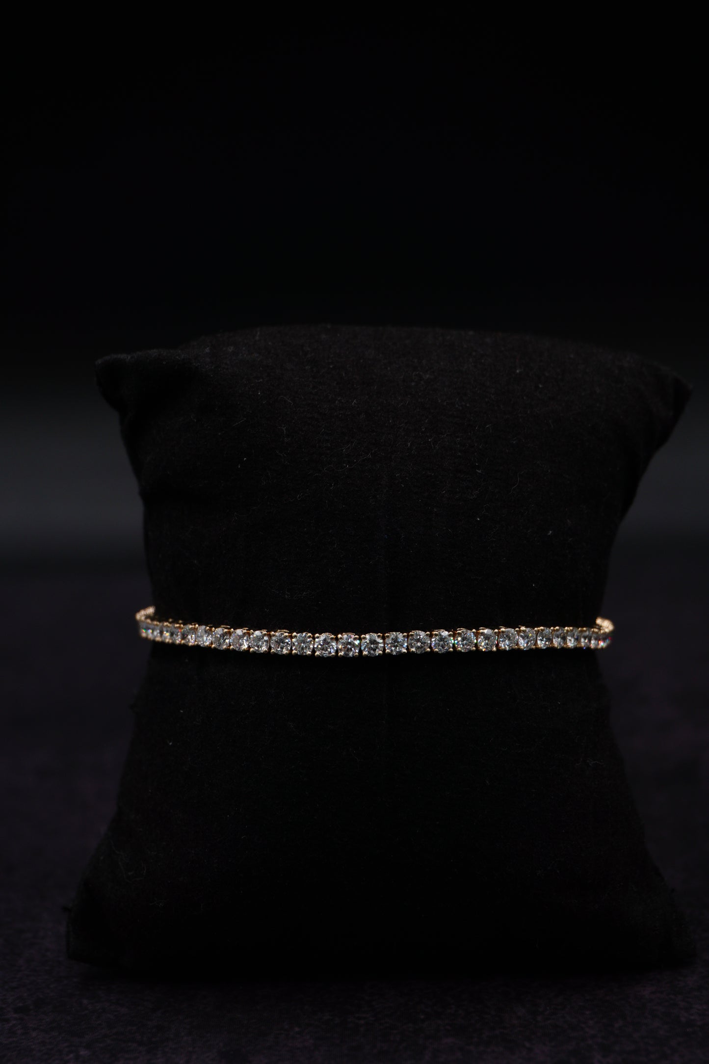 Round Shape Tennis Bracelet in Yellow Gold